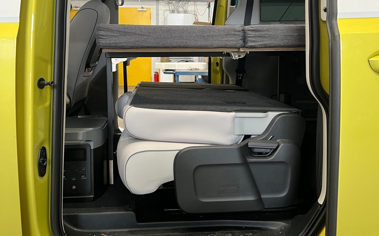 Die Klappfüße bauen eine Brücke über die zusammengeklappten Fahrzeugsitze