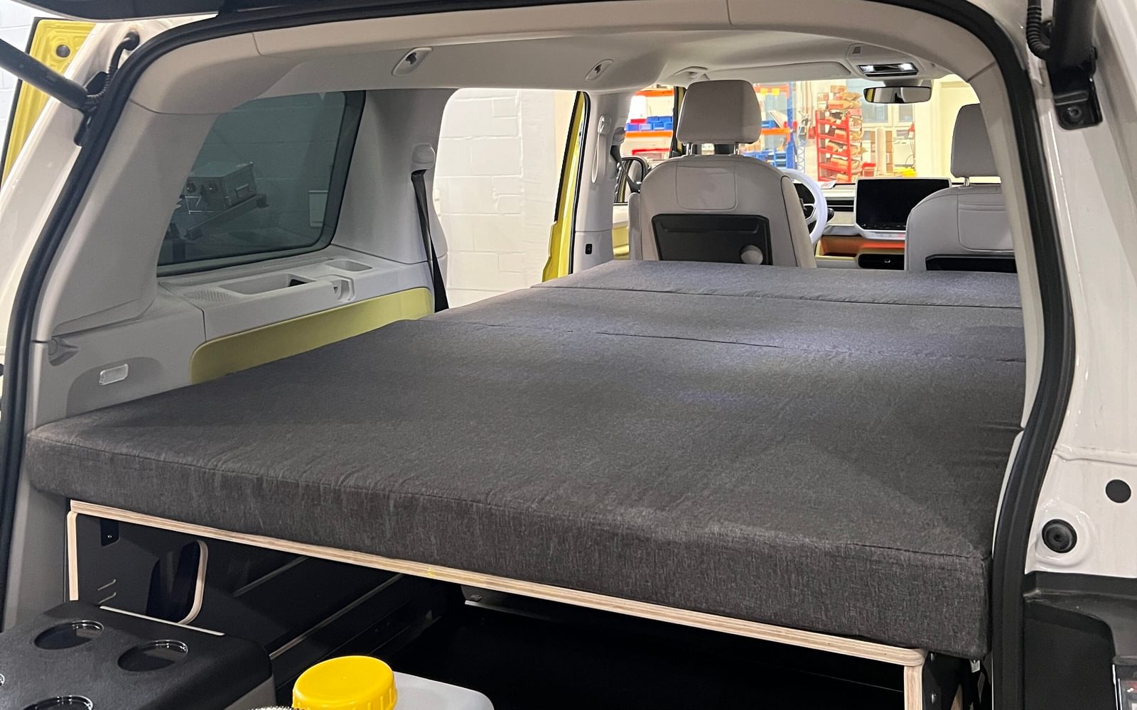 Alles mit dabei: Bett, Kühlmöglichkeit, Wasser und mehr