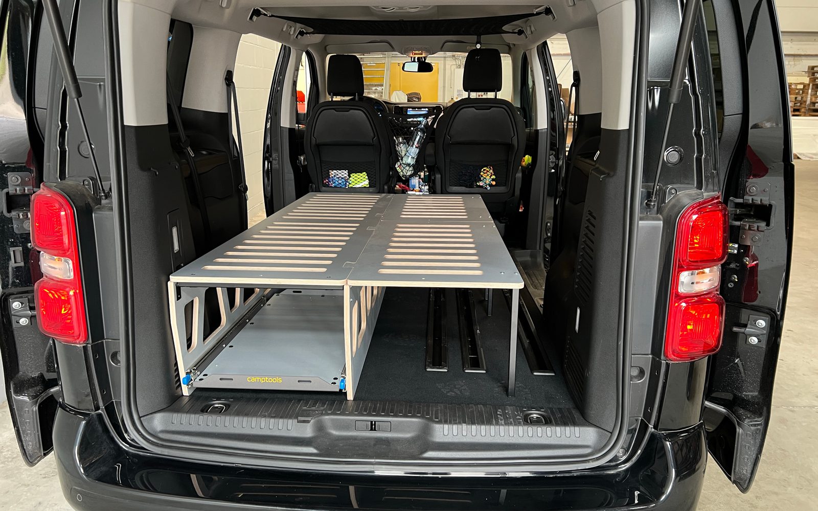 Ausgezogenes Doppelbett im Citroën Spacetourer mit Matratze