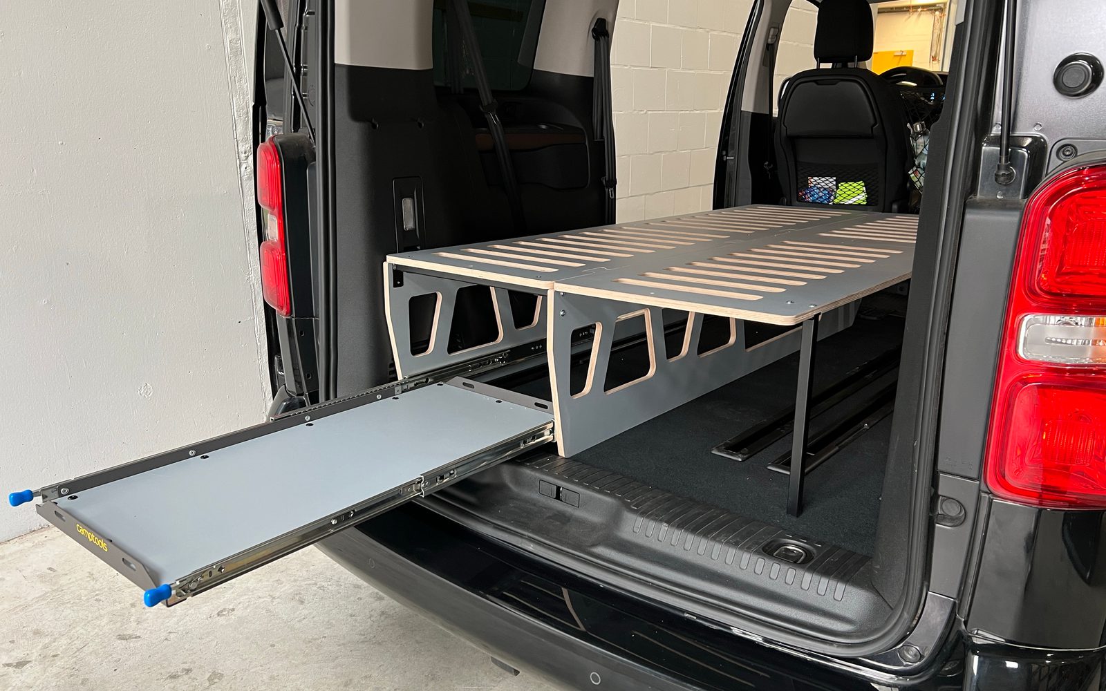 Unter dem Schlafsystem verstautes Campingzubehör im Citroën Spacetourer