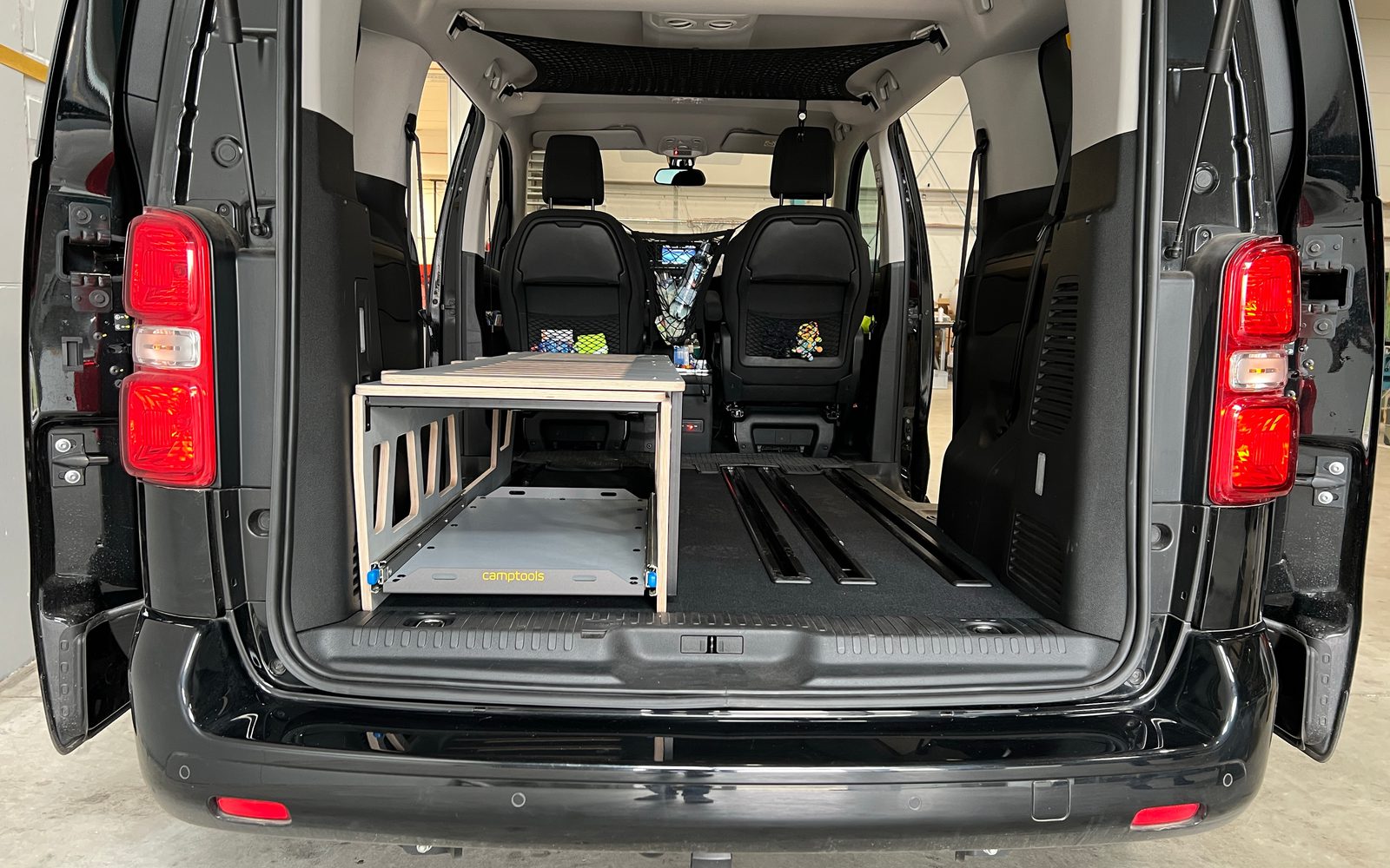 SINGLE-DOUBLE System als Einzelbett im Heck des Spacetourer