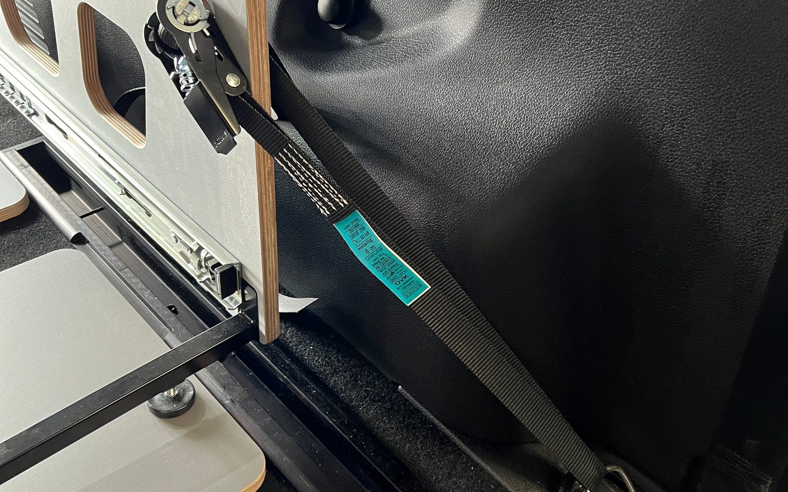 Campingausbau im Peugeot Traveller Befestigung im Fahrzeug