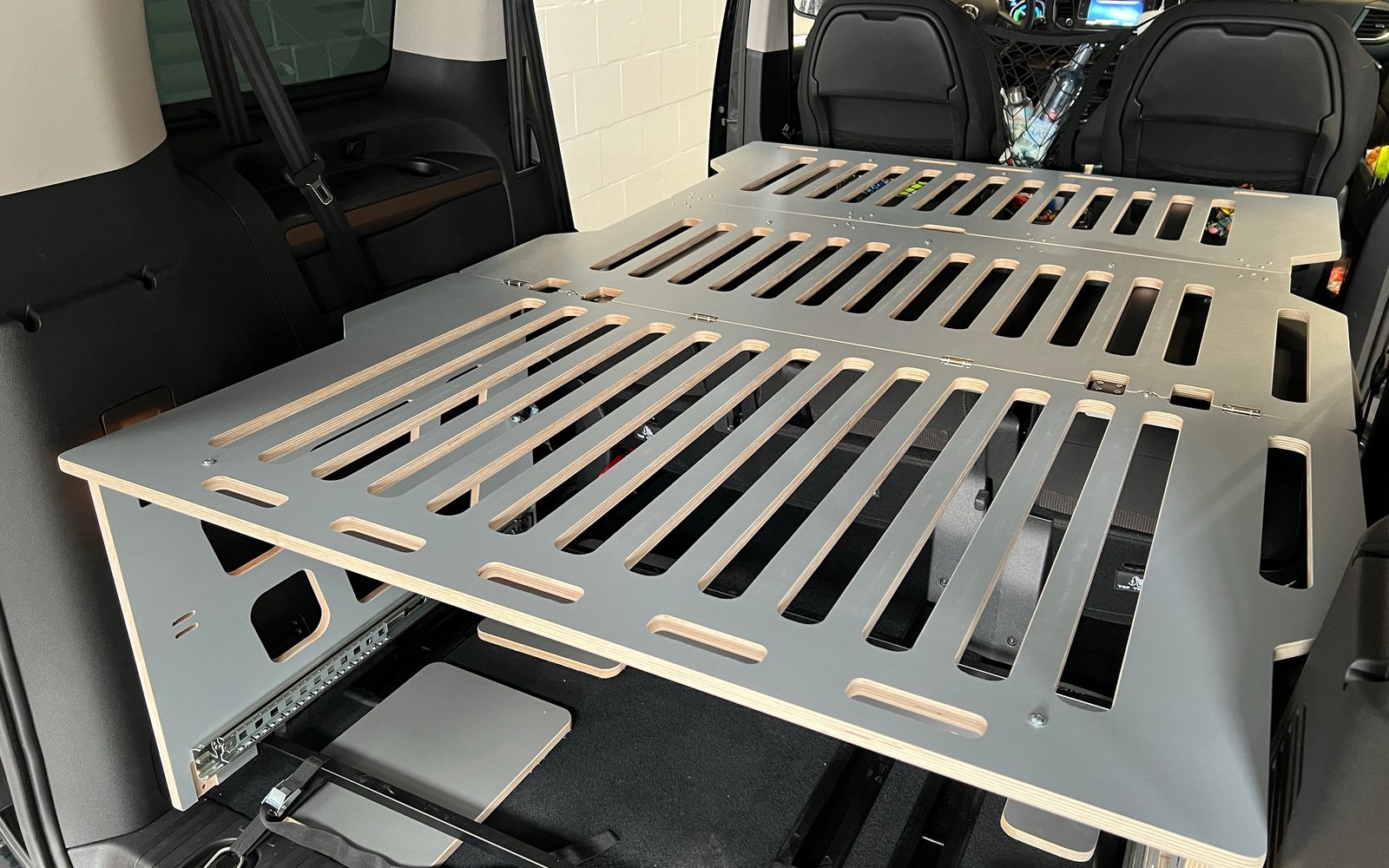 Ausgeklapptes COSLEE Bett im Innenraum des Peugeot Traveller