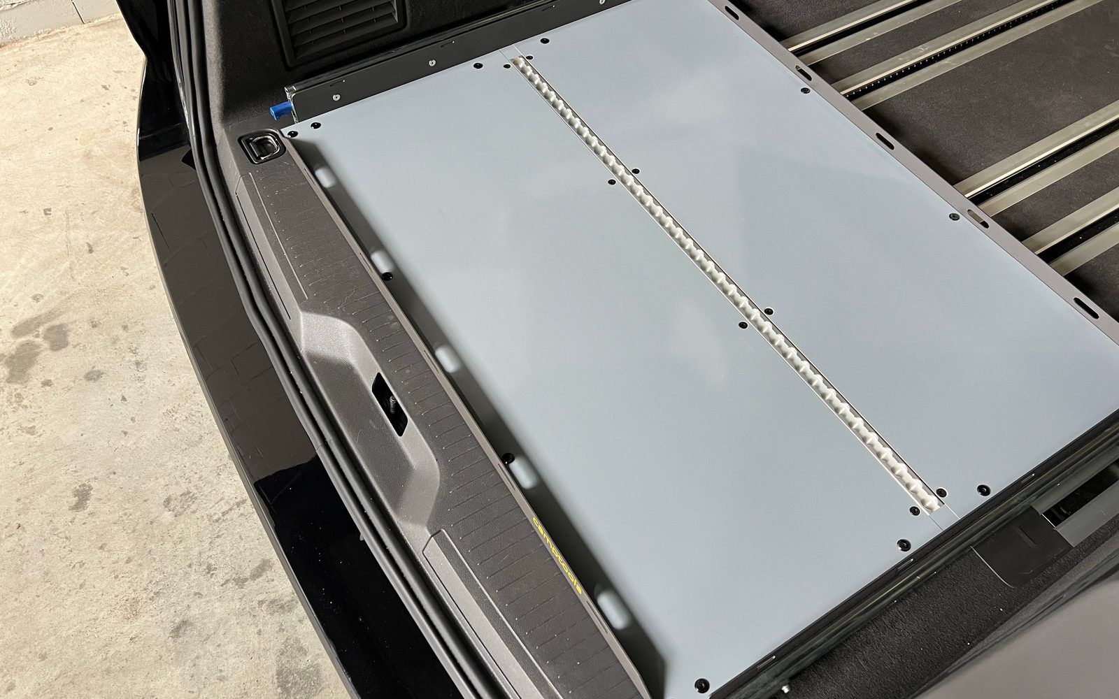 Montierter Heckauszug im Kofferraum des VW T7 Multivan