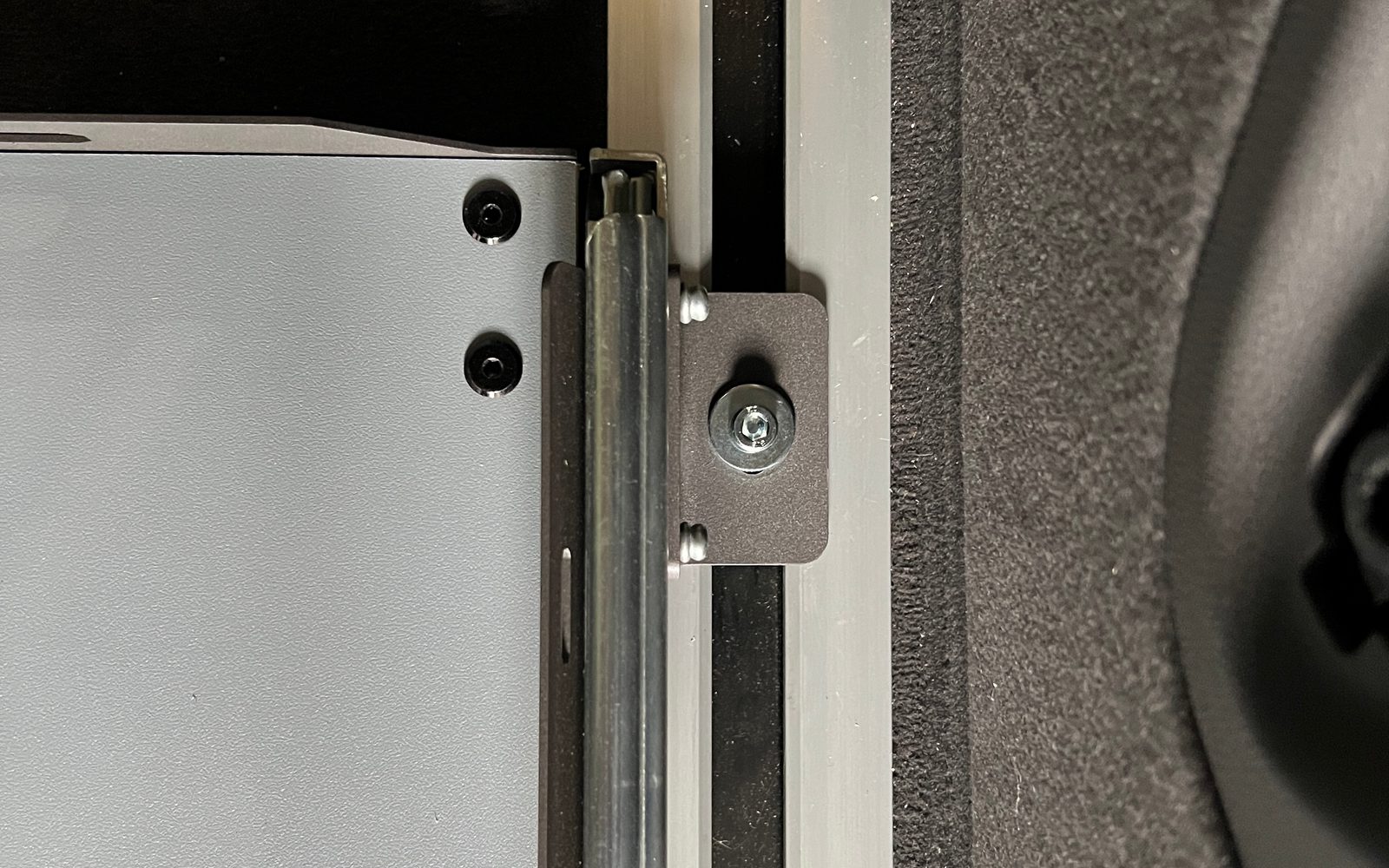 Befestigung Heckauszug VW T7 an Bodenschiene