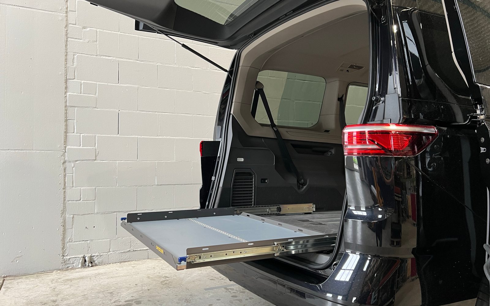 Heckauszug im VW T7 beladen mit Campingboxen