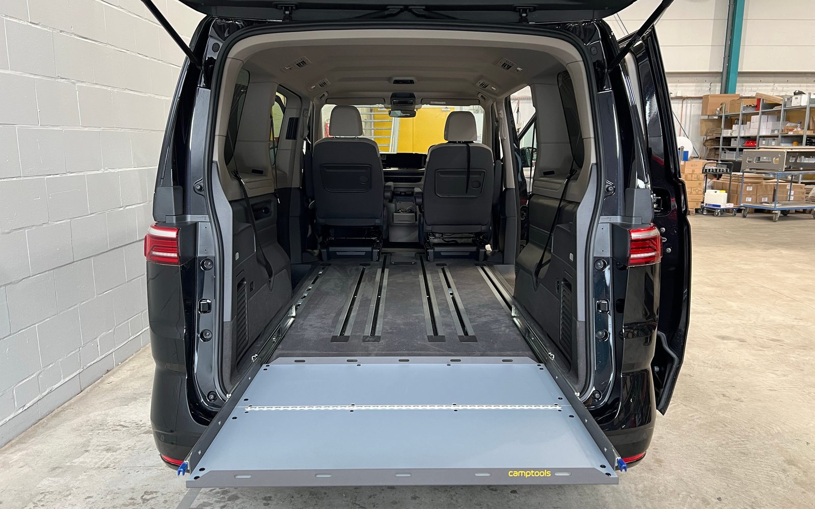 Voll ausgezogener Heckauszug im VW T7 Multivan