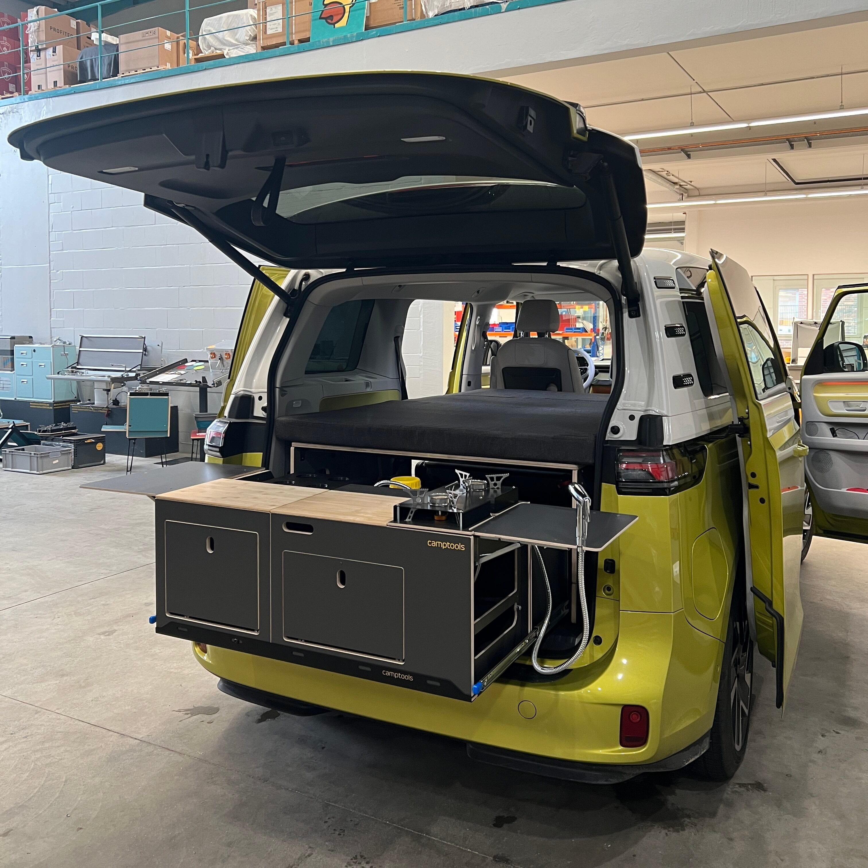 Der Heckauszug und die Klapptische sind ausgefahren. Bereit zum Kochen.