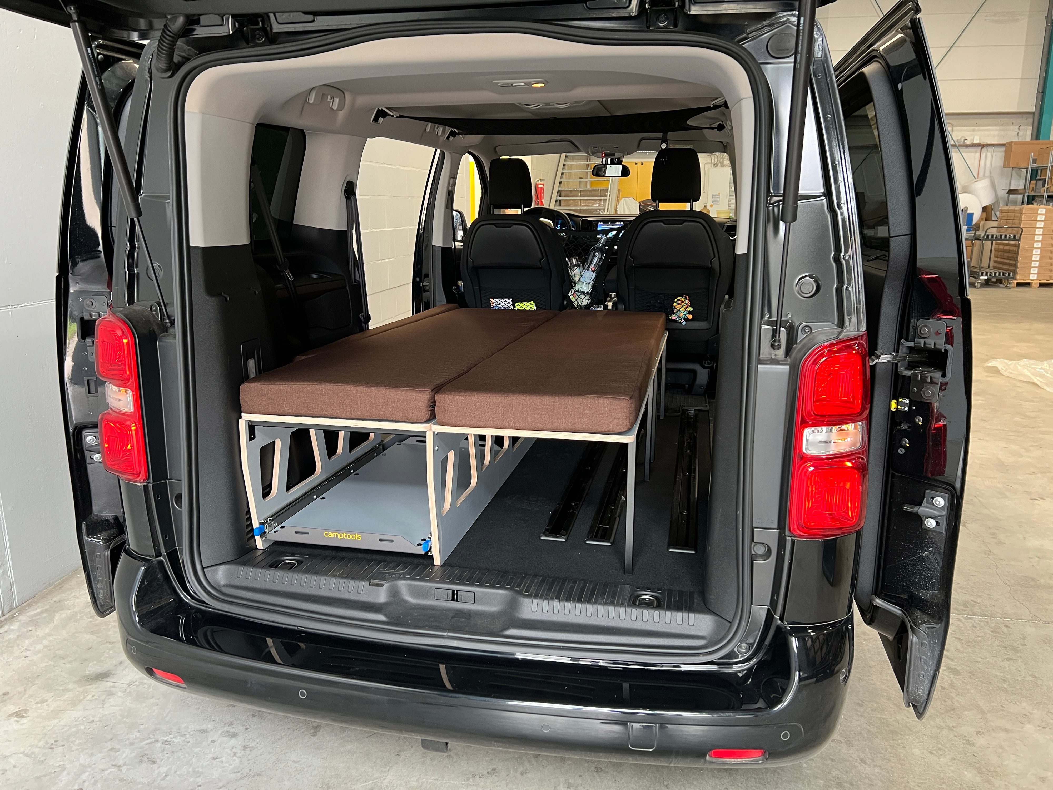 SINGLE-DOUBLE Schlafsystem im Kofferraum eines Citroën Spacetourer aufgebaut