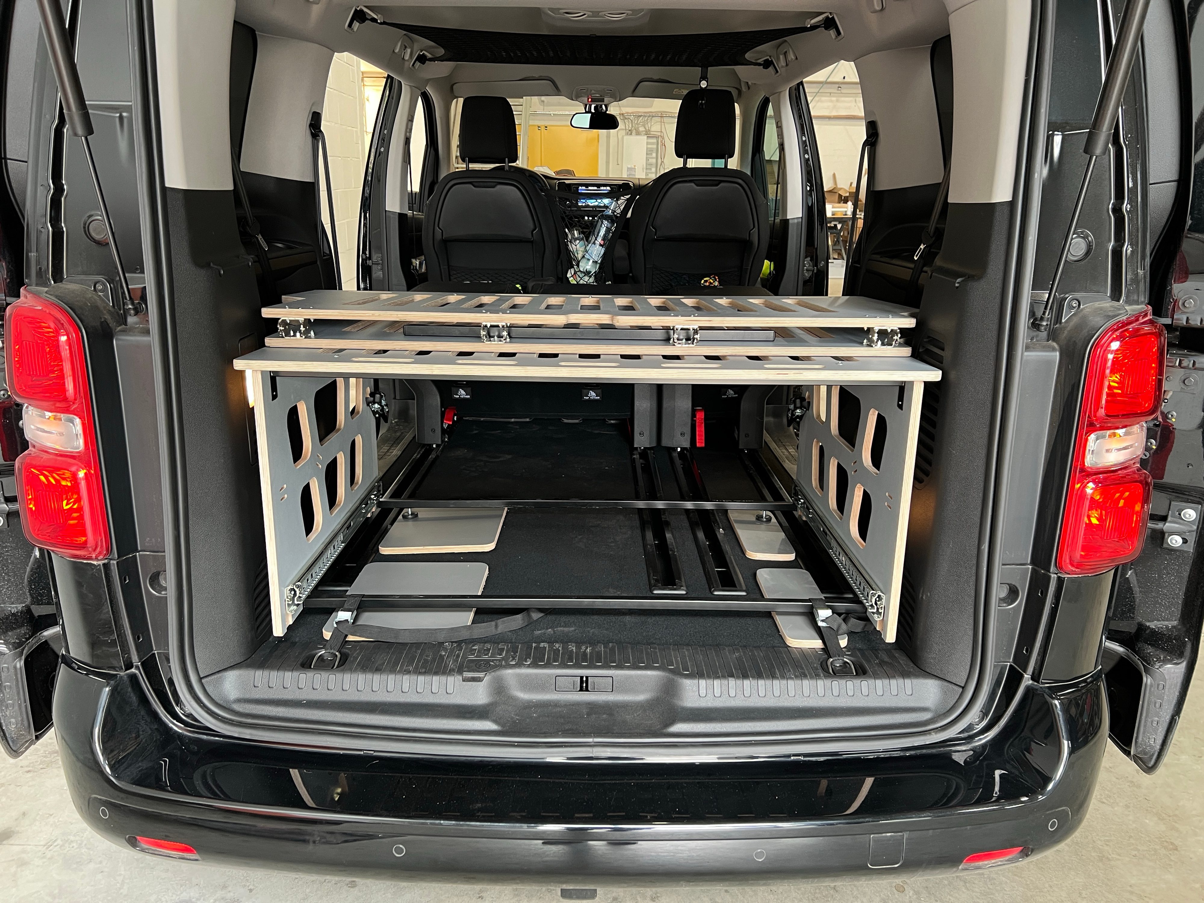 COSLEE Schlafsystem aufgebaut im Peugeot Traveller ohne Erhöhung