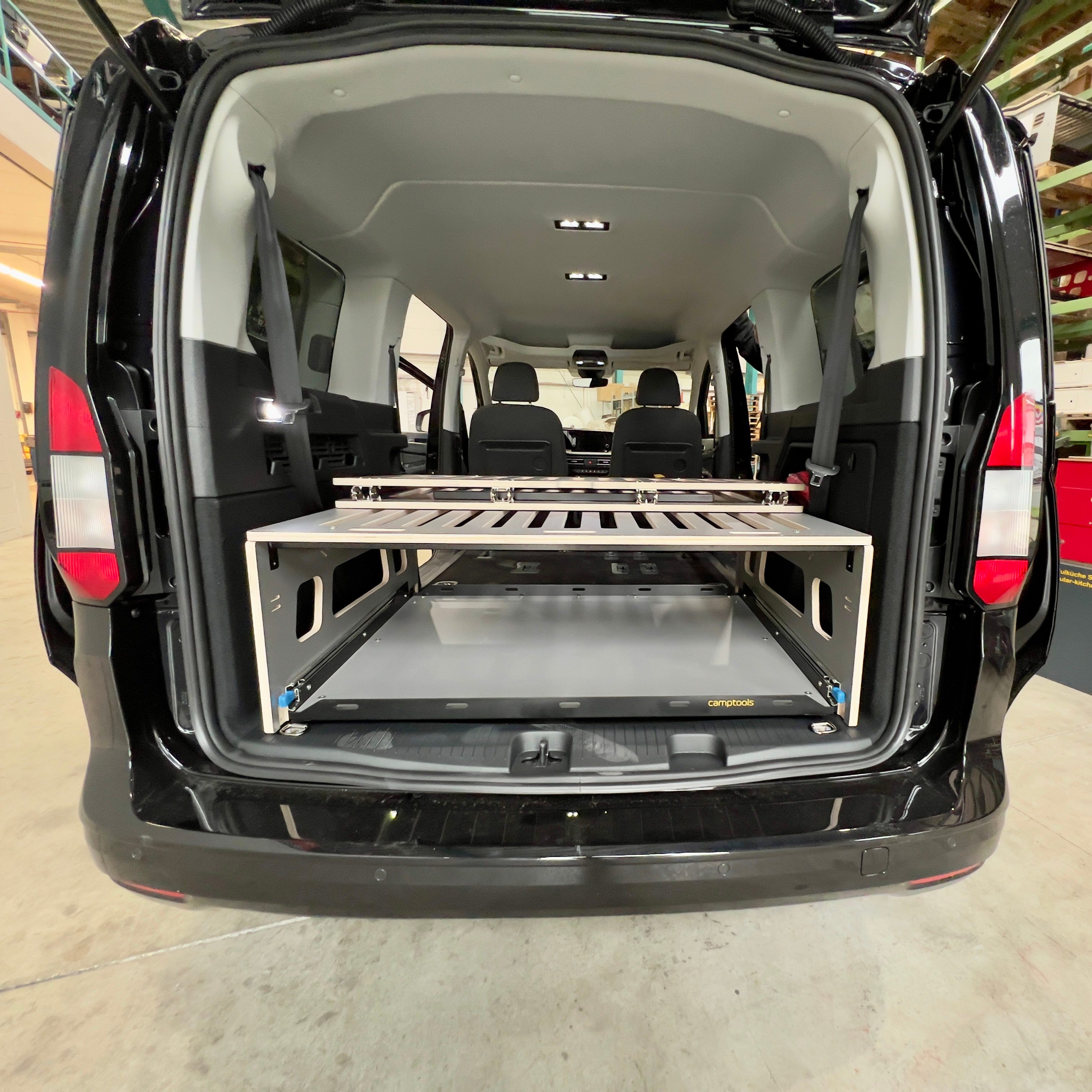 COSLEE KOMPAKT Schlafsystem im Ford Grand Tourneo Connect aufgebaut