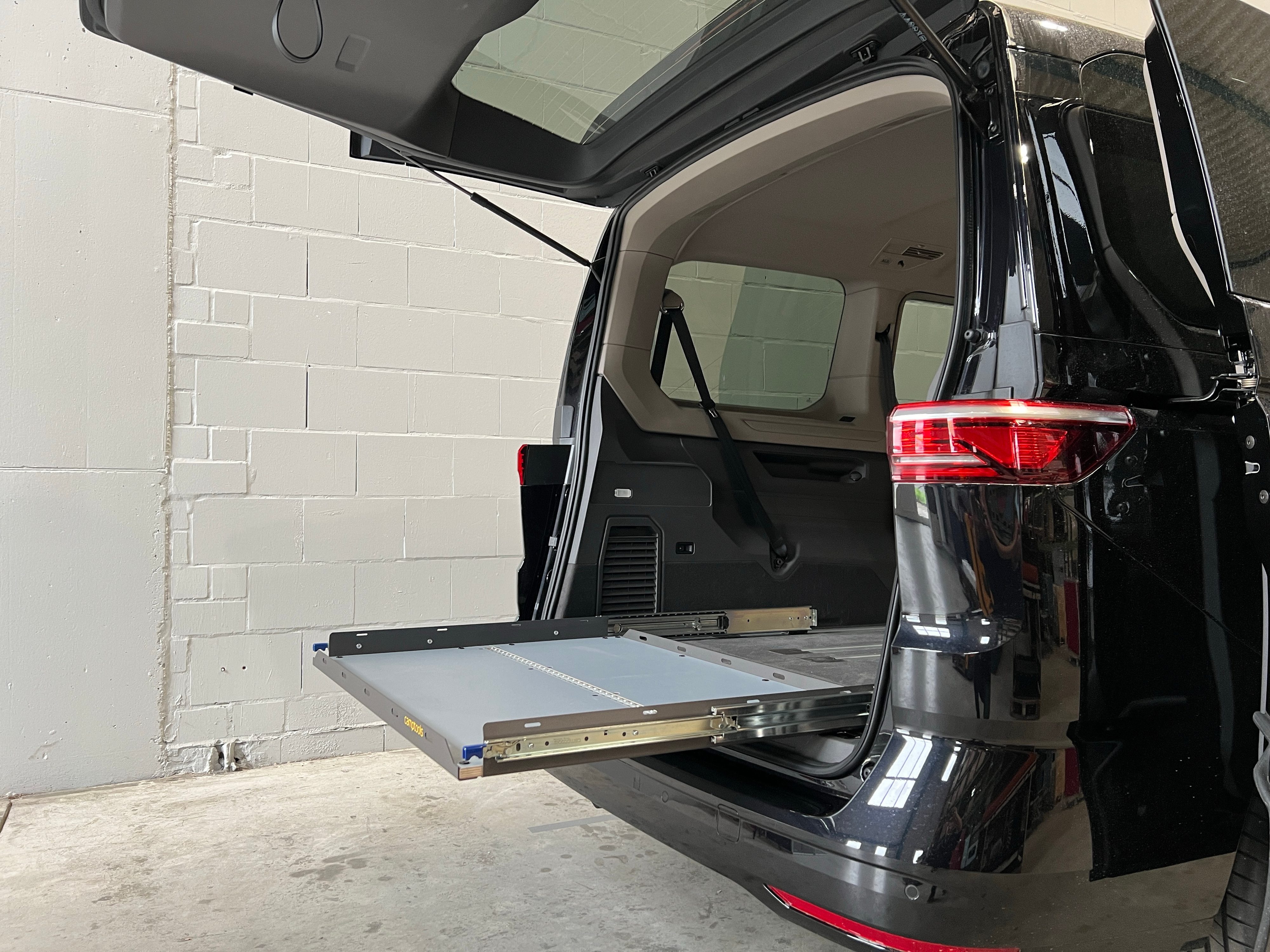 Heckauszug im VW T7 beladen mit Campingboxen